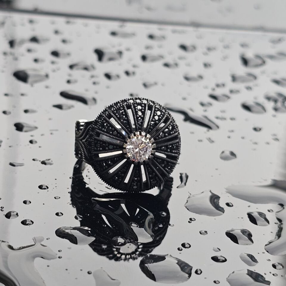 925 Ayar Gümüş Beyaz Zirkon taşlı Mikrotaş İşlemeli Oksitli Erkek Gümüş Yüzük