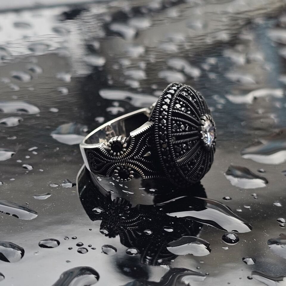 925 Ayar Gümüş Beyaz Zirkon taşlı Mikrotaş İşlemeli Oksitli Erkek Gümüş Yüzük 25