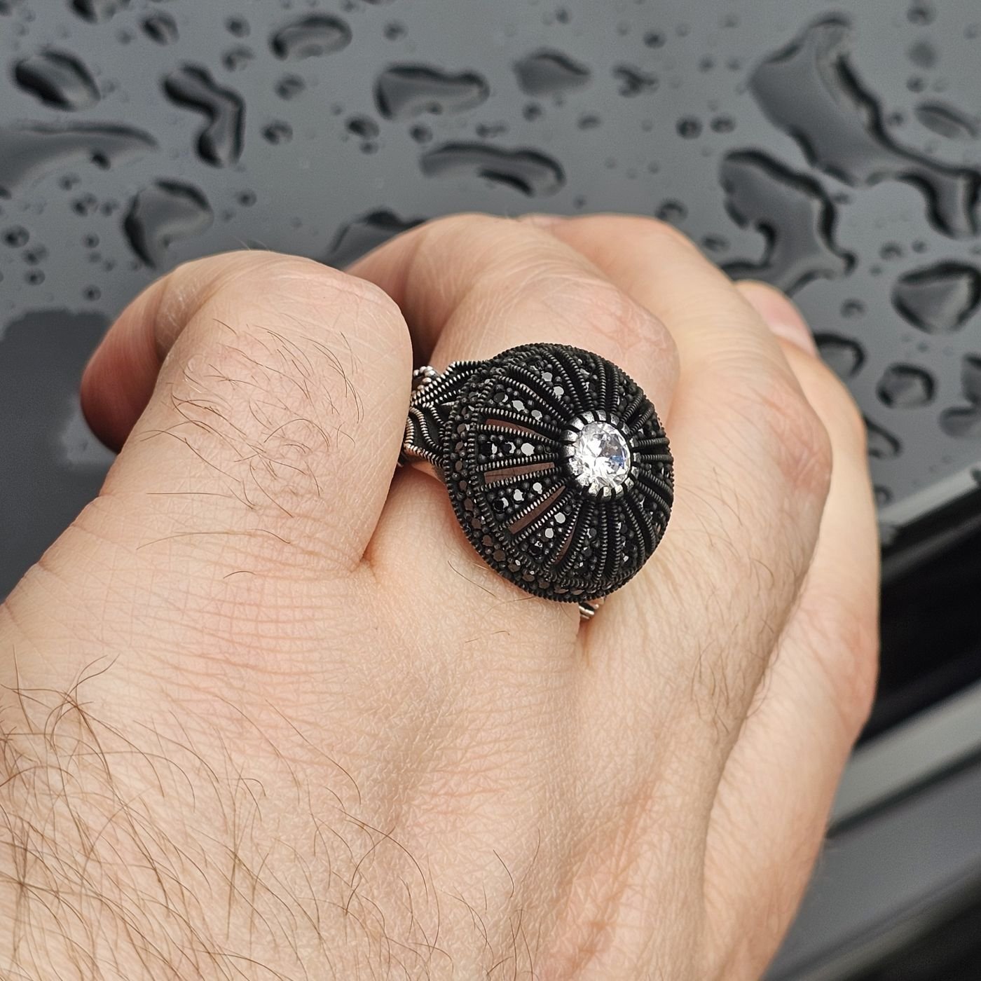 925 Ayar Gümüş Beyaz Zirkon taşlı Mikrotaş İşlemeli Oksitli Erkek Gümüş Yüzük