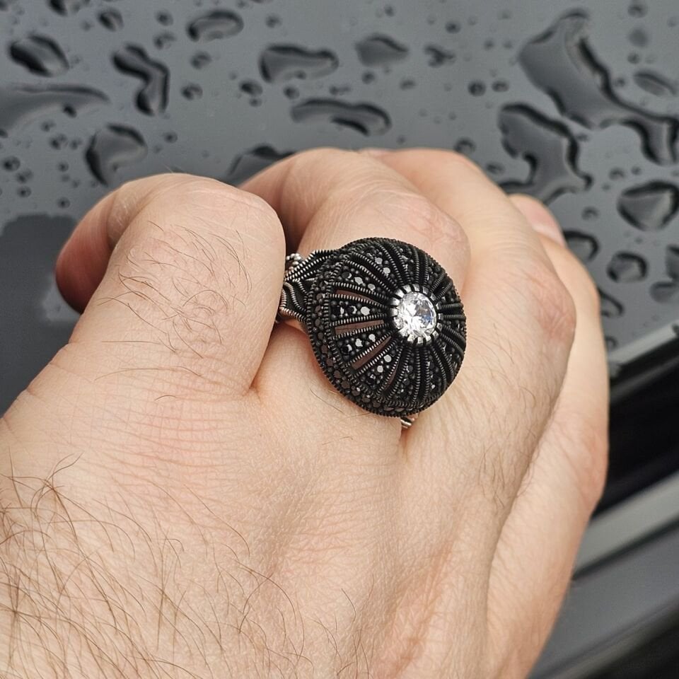 925 Ayar Gümüş Beyaz Zirkon taşlı Mikrotaş İşlemeli Oksitli Erkek Gümüş Yüzük 25