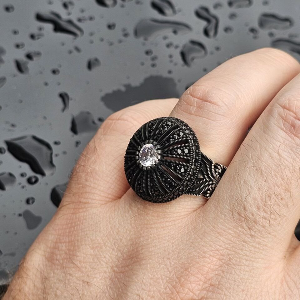 925 Ayar Gümüş Beyaz Zirkon taşlı Mikrotaş İşlemeli Oksitli Erkek Gümüş Yüzük