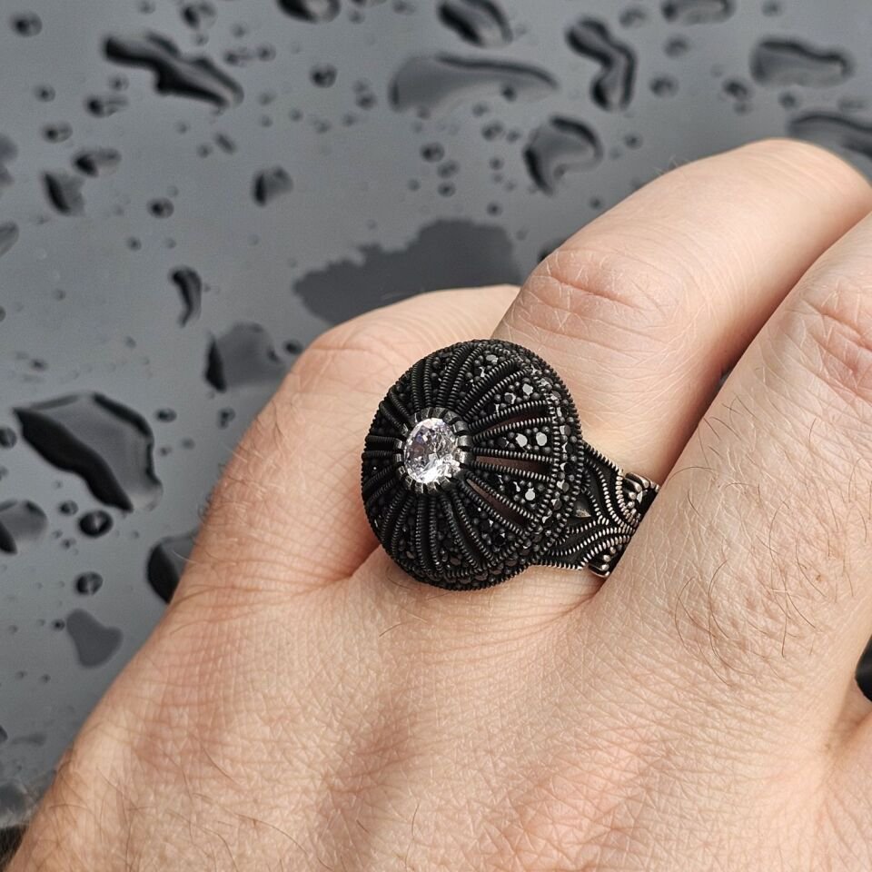 925 Ayar Gümüş Beyaz Zirkon taşlı Mikrotaş İşlemeli Oksitli Erkek Gümüş Yüzük 25