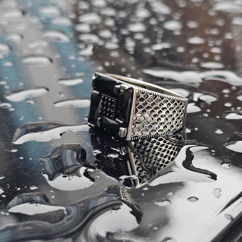 925 Ayar Gümüş Siyah Zirkon taşlı Mikrotaş İşlemeli Oksitli Erkek Gümüş Yüzük