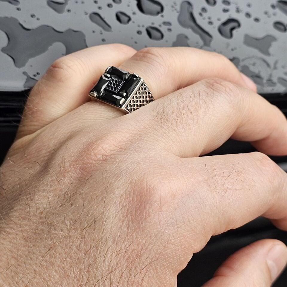 925 Ayar Gümüş Siyah Zirkon taşlı Mikrotaş İşlemeli Oksitli Erkek Gümüş Yüzük