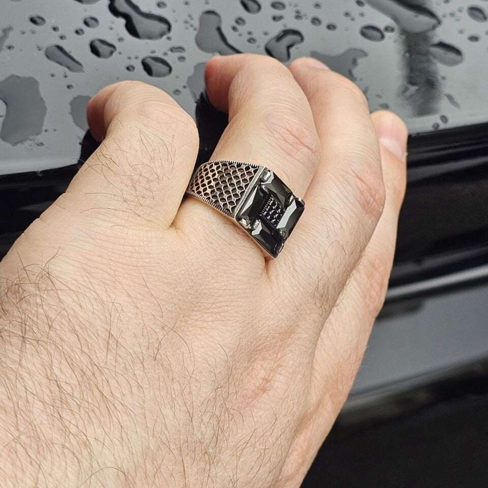 925 Ayar Gümüş Siyah Zirkon taşlı Mikrotaş İşlemeli Oksitli Erkek Gümüş Yüzük