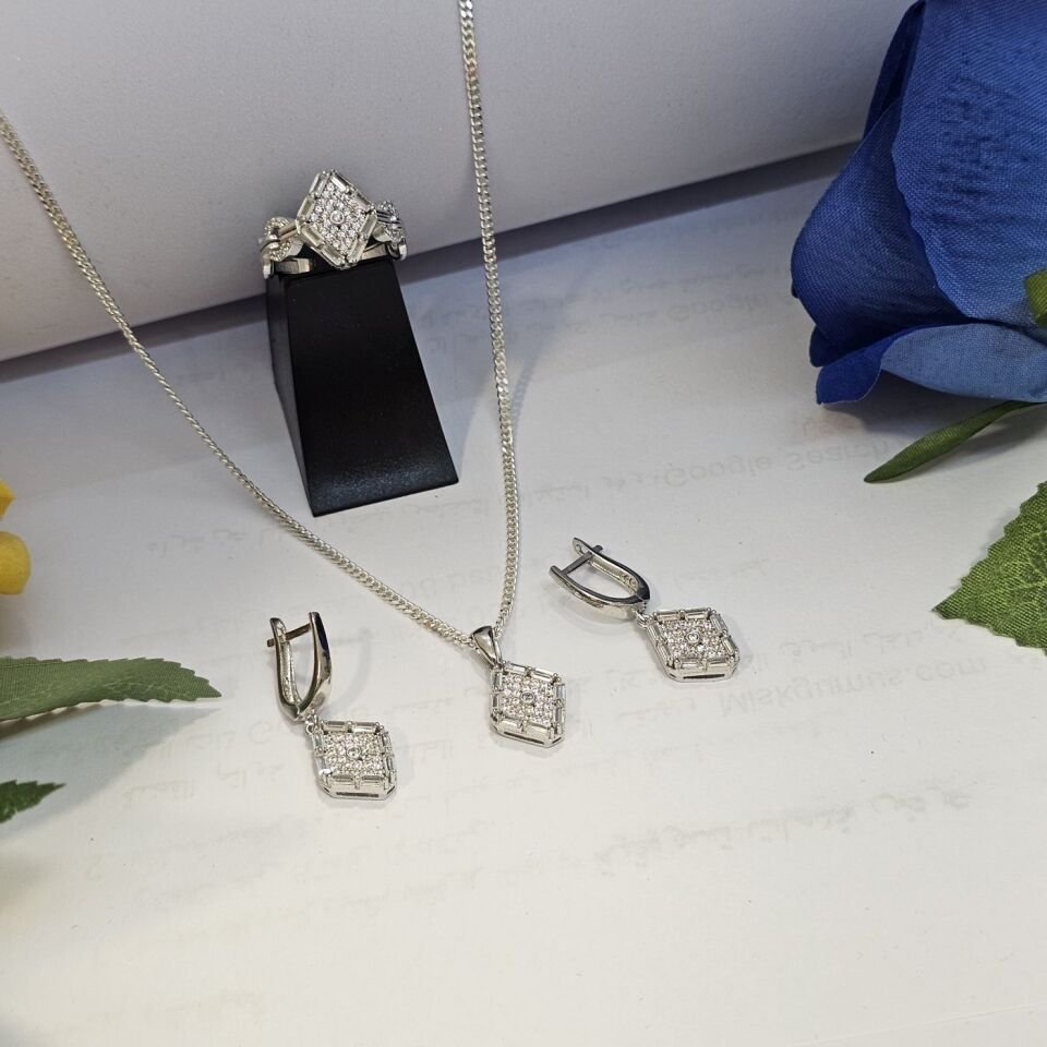 925 Ayar Gümüş Zirkon Taşlı Modern Kadın  Üçlü Set ( Kolye Küpe Yüzük )