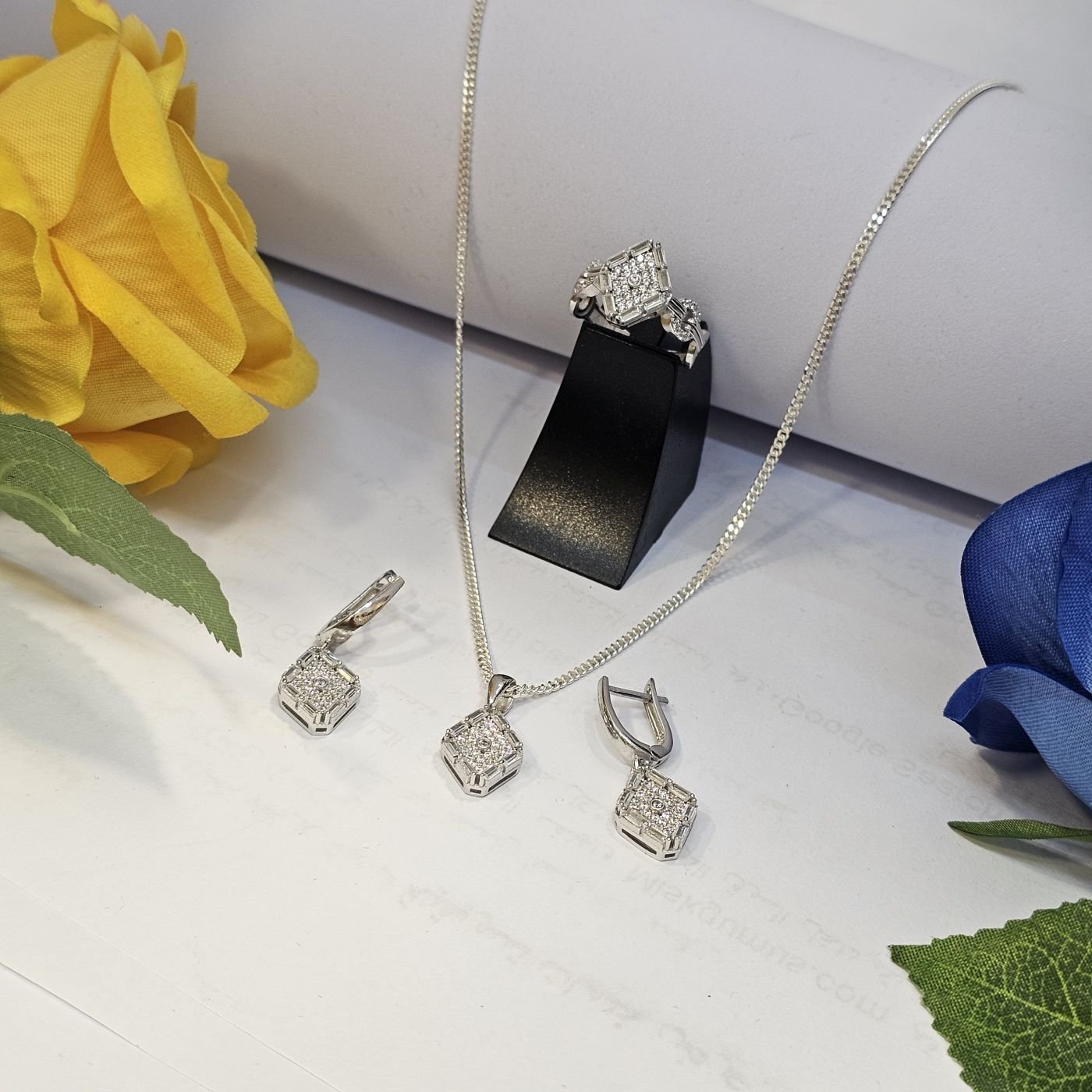 925 Ayar Gümüş Zirkon Taşlı Modern Kadın  Üçlü Set ( Kolye Küpe Yüzük )