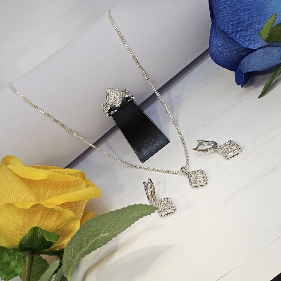 925 Ayar Gümüş Zirkon Taşlı Modern Kadın  Üçlü Set ( Kolye Küpe Yüzük )