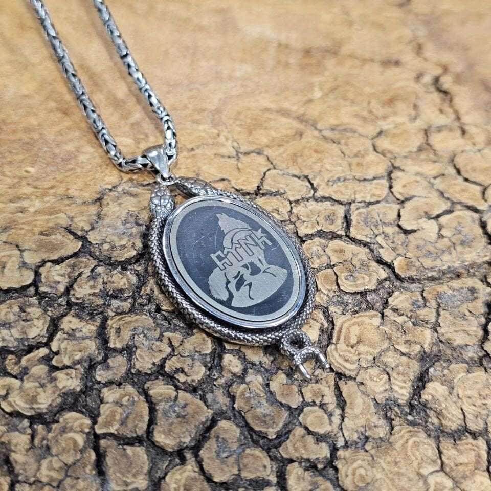 Kurt Figürü İşlemeli Madalyon Model 925 Ayar Gümüş Kolye