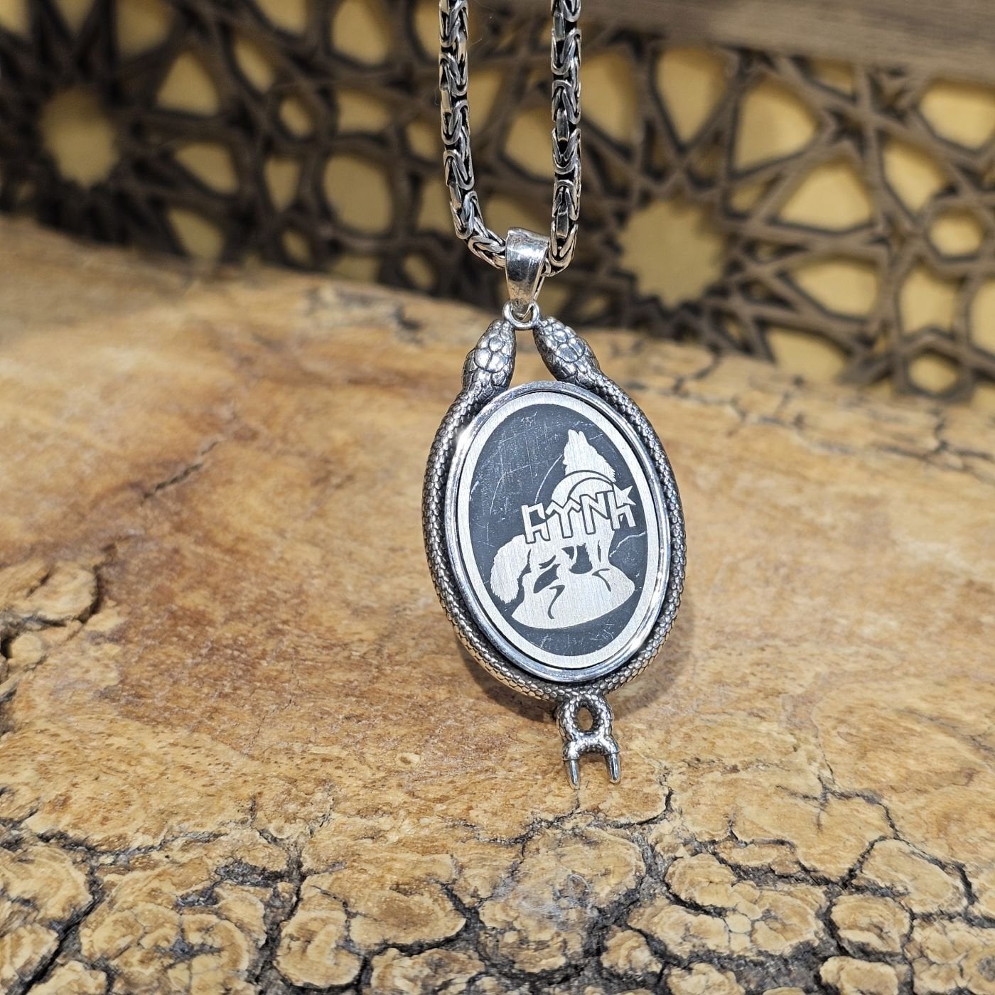 Kurt Figürü İşlemeli Madalyon Model 925 Ayar Gümüş Kolye