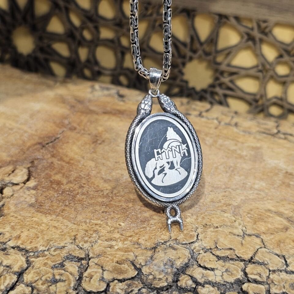 Kurt Figürü İşlemeli Madalyon Model 925 Ayar Gümüş Kolye