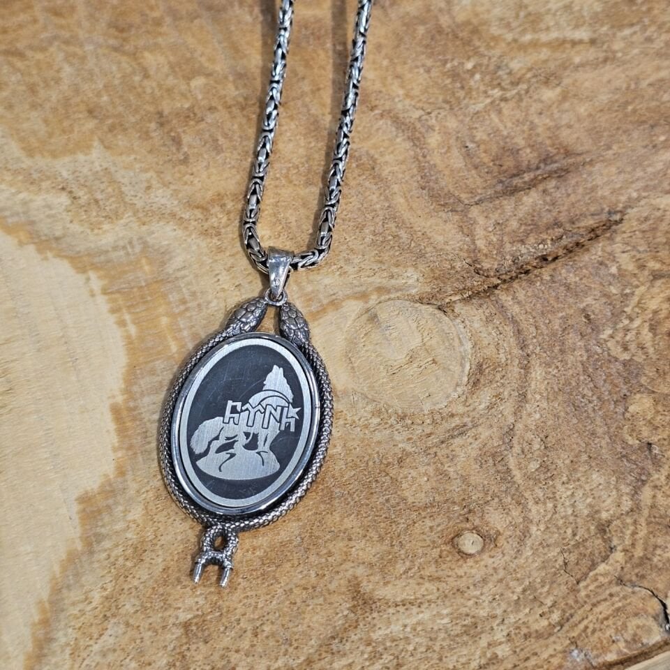 Kurt Figürü İşlemeli Madalyon Model 925 Ayar Gümüş Kolye