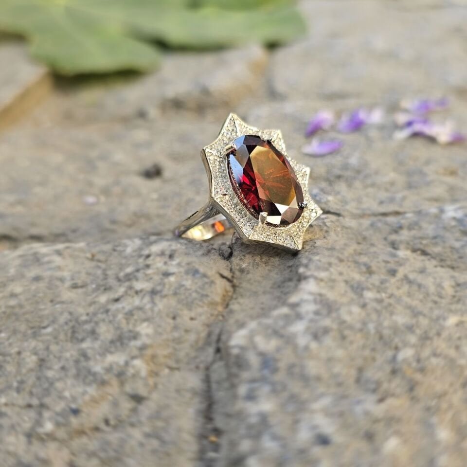 Modern Tasarım Kırmızı Zirkon taşlı Mikrotaş İşlemeli 925 Ayar Kadın Gümüş Yüzük