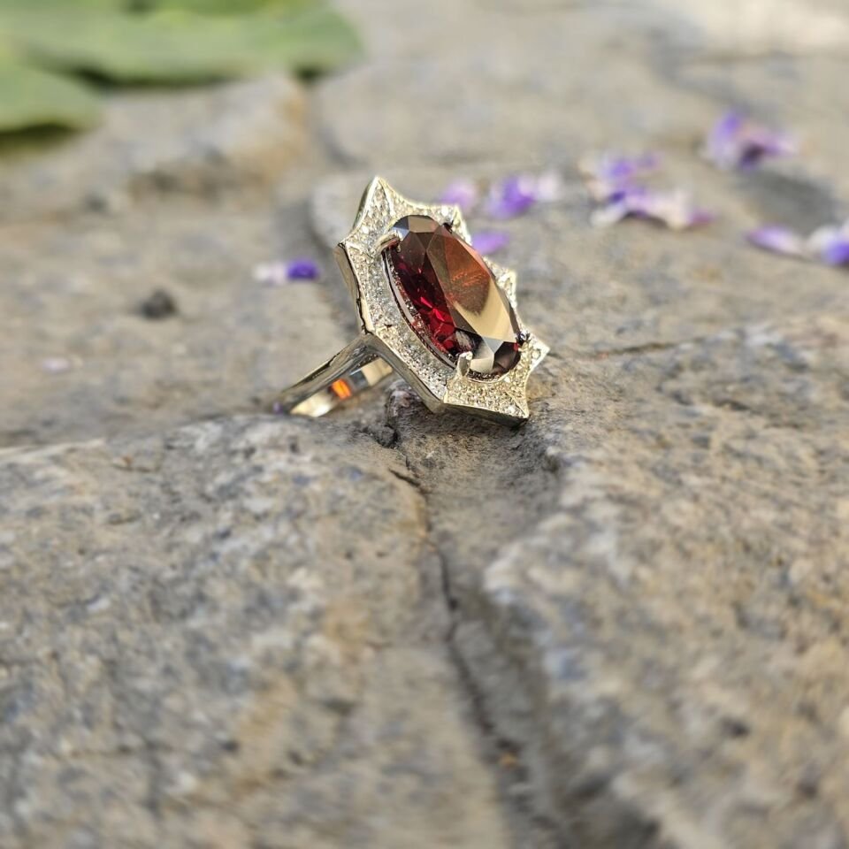 Modern Tasarım Kırmızı Zirkon taşlı Mikrotaş İşlemeli 925 Ayar Kadın Gümüş Yüzük