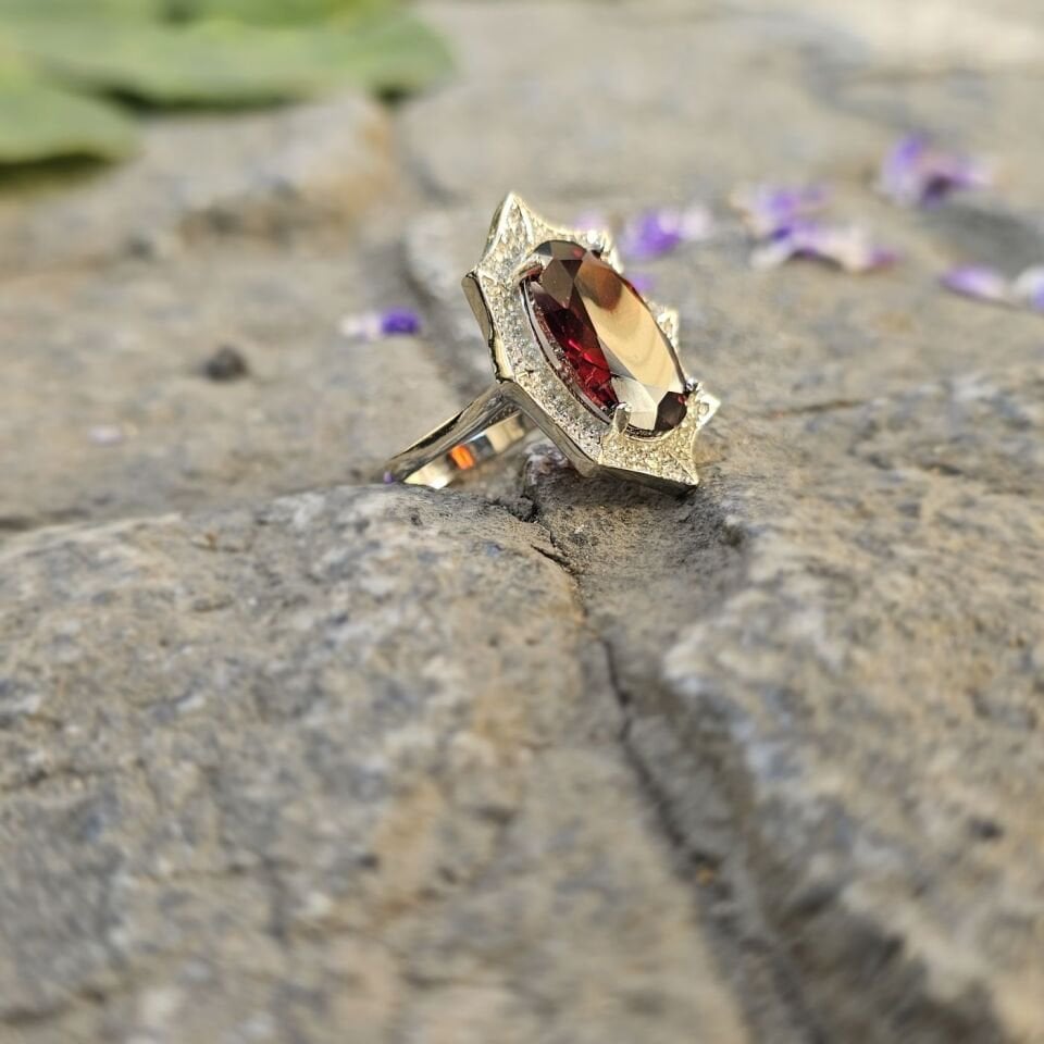 Modern Tasarım Kırmızı Zirkon taşlı Mikrotaş İşlemeli 925 Ayar Kadın Gümüş Yüzük