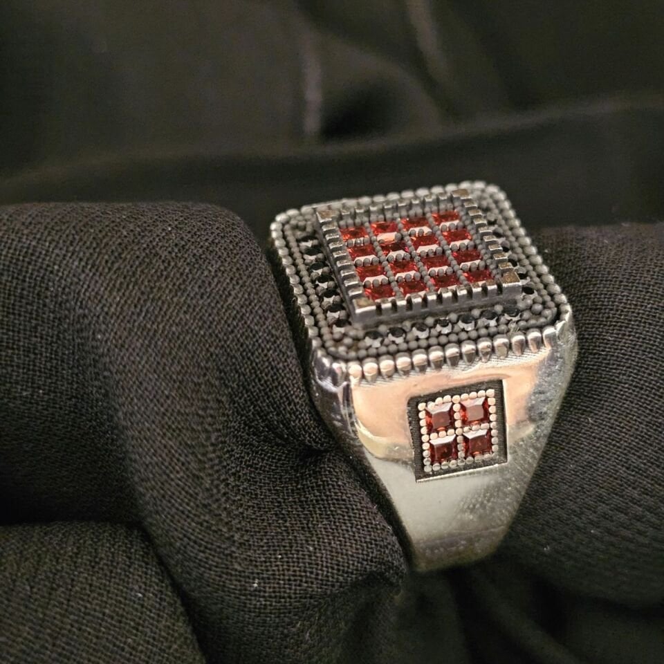 Kare Kesim Kırmızı Mikro taşlı 925 Ayar Gümüş Yüzük