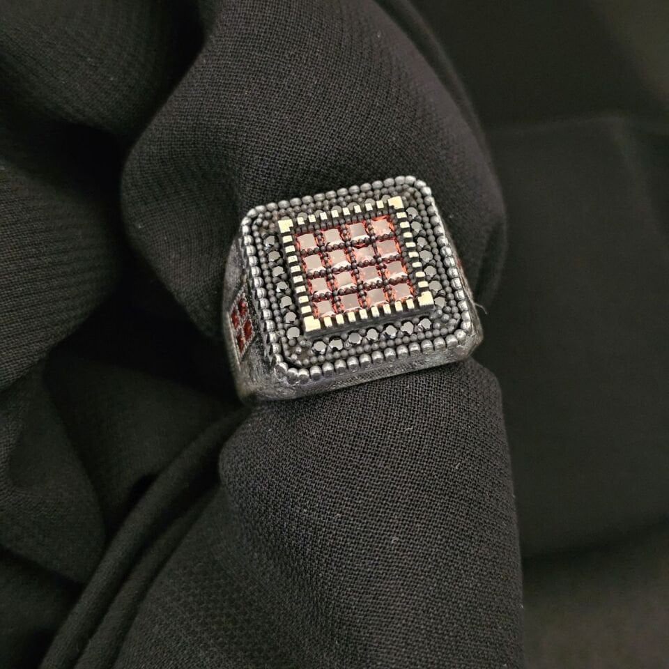 Kare Kesim Kırmızı Mikro taşlı 925 Ayar Gümüş Yüzük