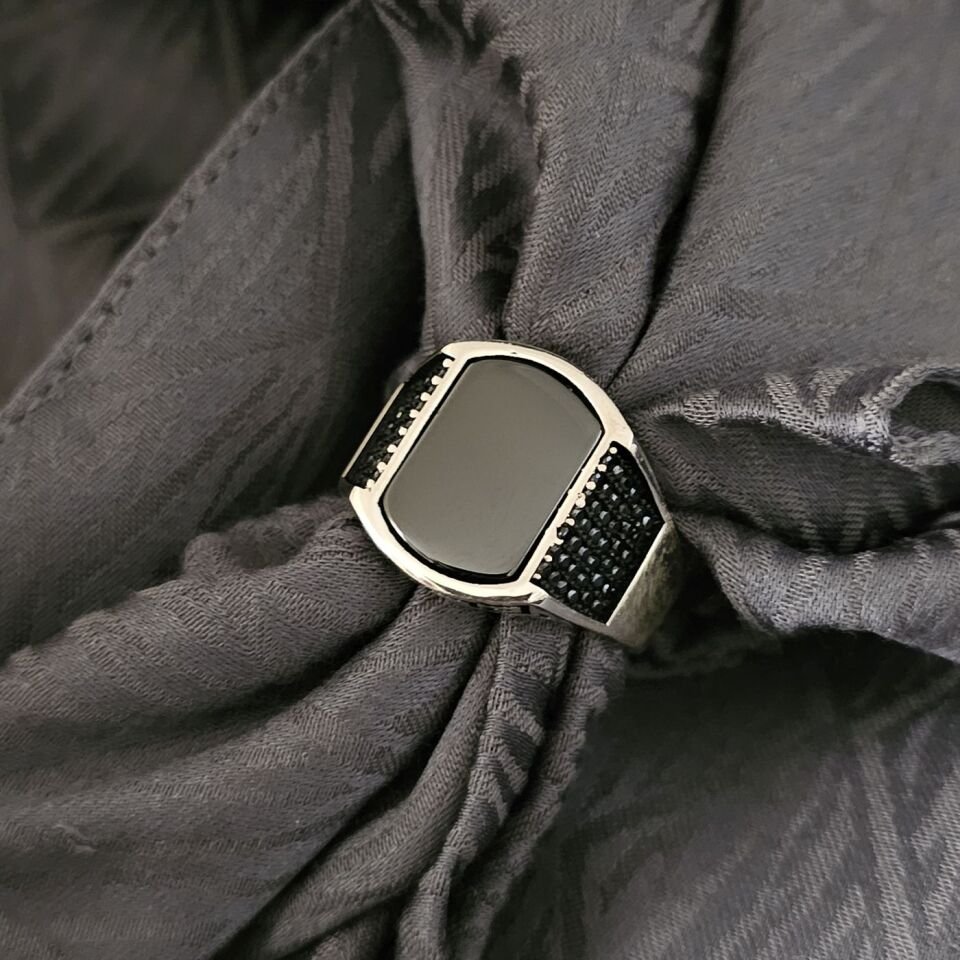 Dikdörtgen özel Oniks taş Mikrotaş işlemeli  925 Ayar Gümüş Yüzük