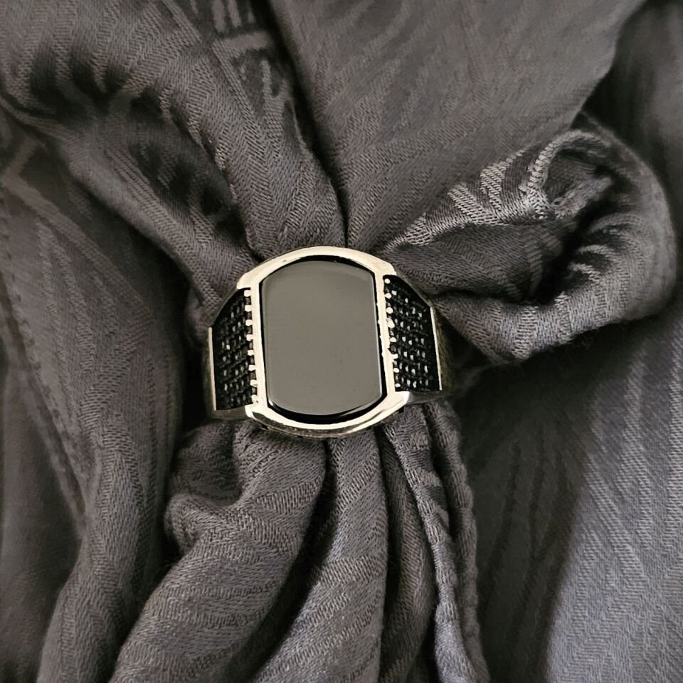 Dikdörtgen özel Oniks taş Mikrotaş işlemeli  925 Ayar Gümüş Yüzük