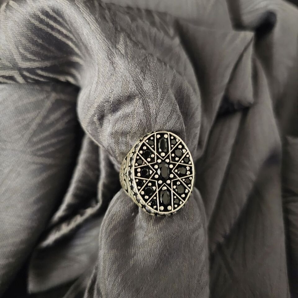 Siyah Zirkon taşlı Mikrotaş işlemeli 925 Ayar Gümüş Yüzük