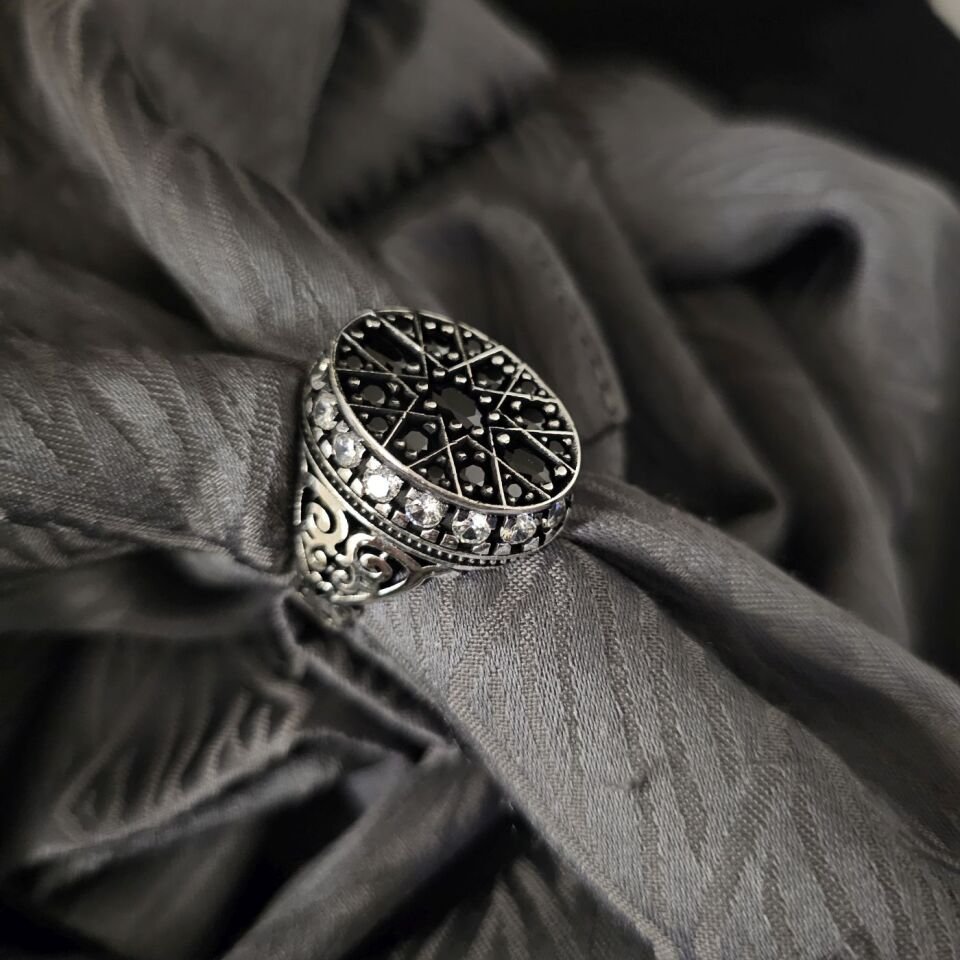 Siyah Zirkon taşlı Mikrotaş işlemeli 925 Ayar Gümüş Yüzük