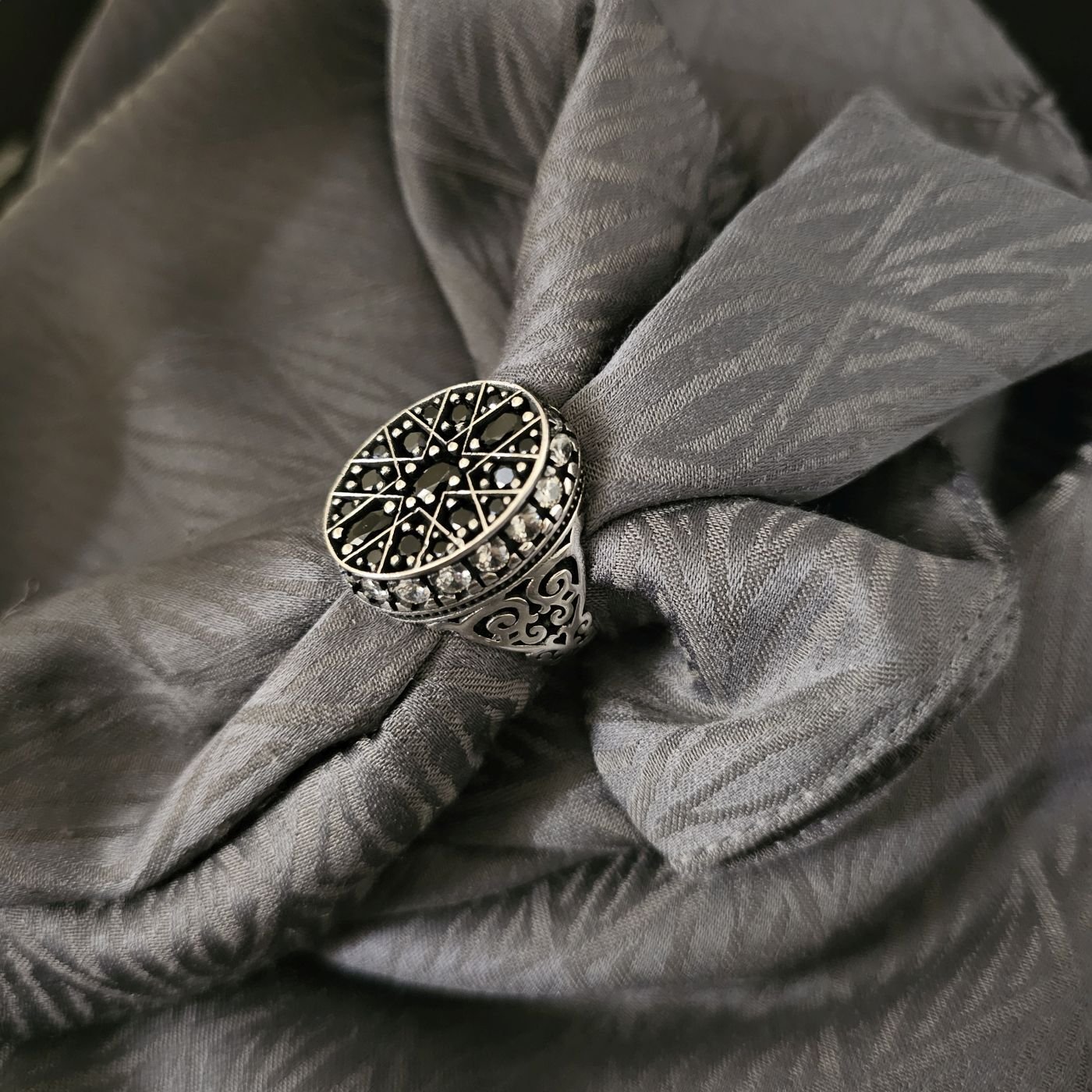 Siyah Zirkon taşlı Mikrotaş işlemeli 925 Ayar Gümüş Yüzük