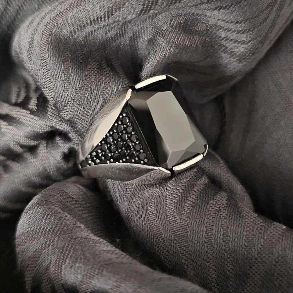 Zirkon taşlı Mikrotaş işlemeli 925 Ayar Gümüş Yüzük