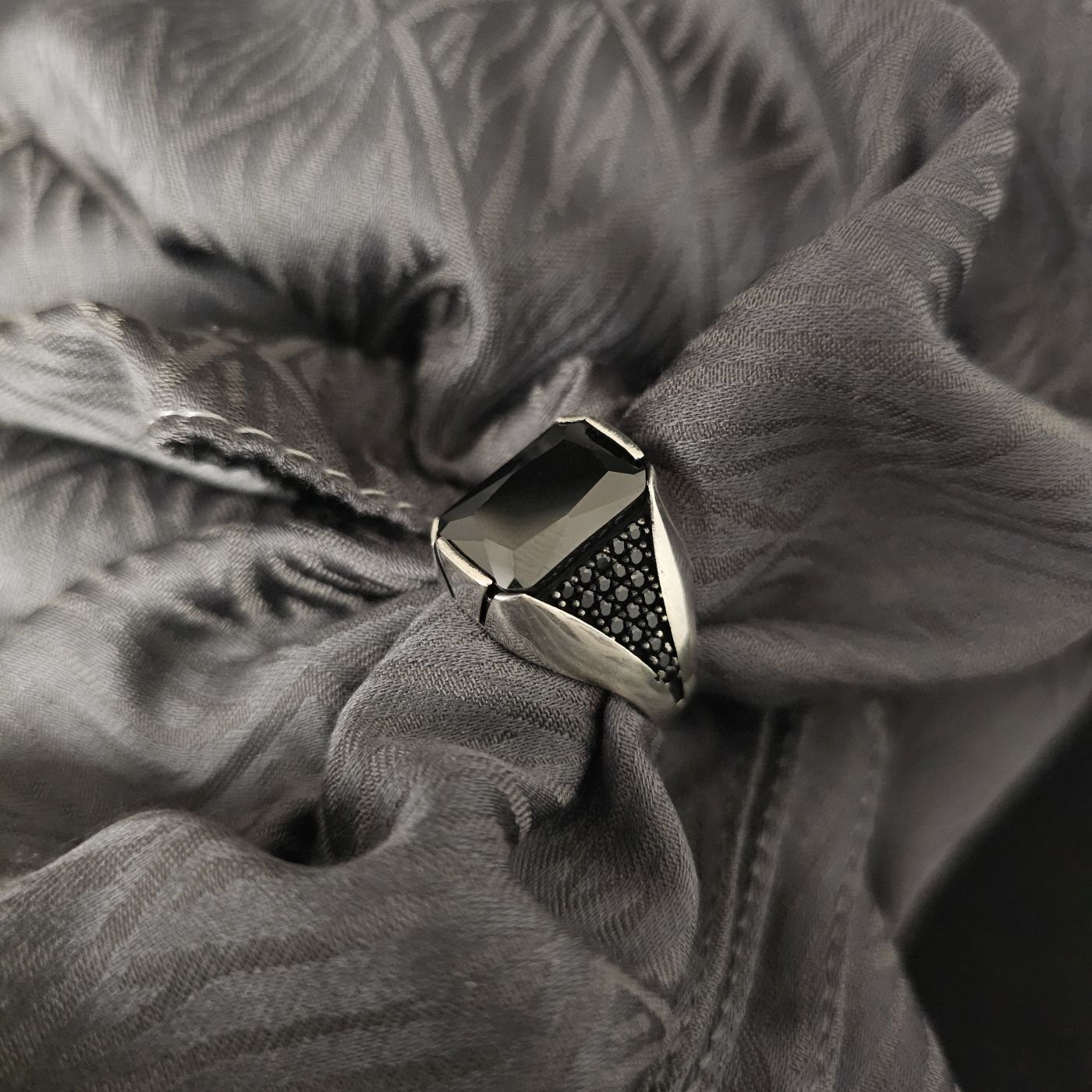 Zirkon taşlı Mikrotaş işlemeli 925 Ayar Gümüş Yüzük