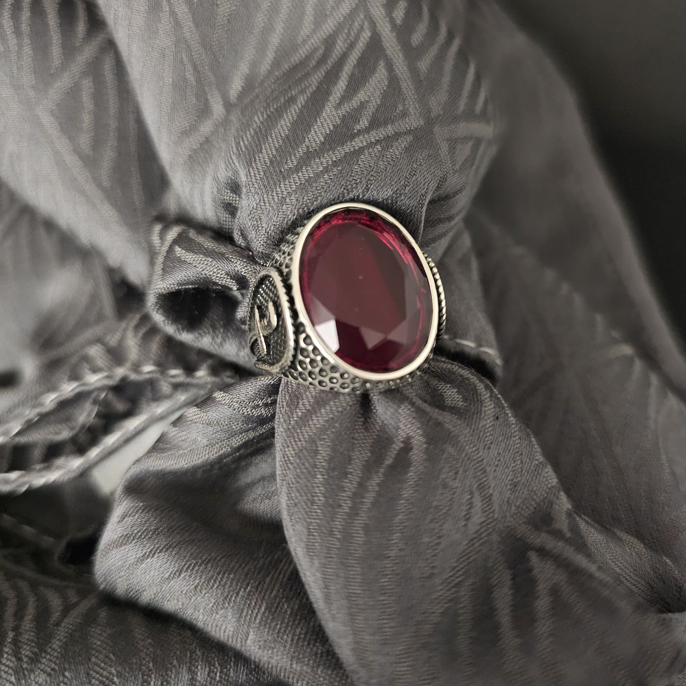 Kristal Kesim Zirkon taşlı Kılıç işlemeli 925 Ayar Gümüş Yüzük