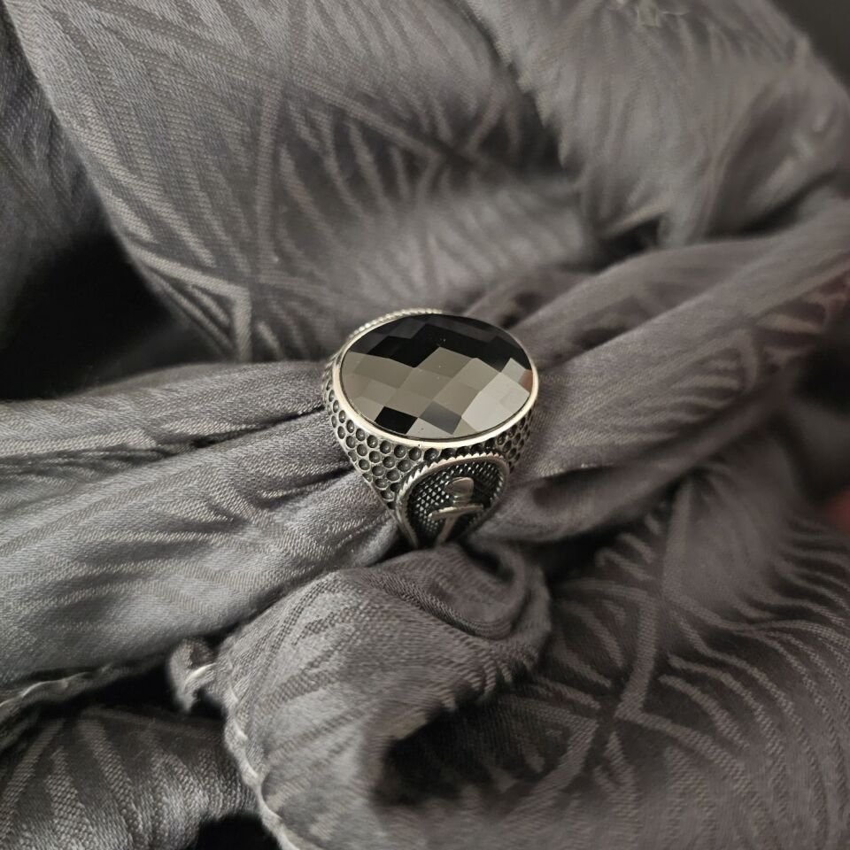 Kristal Kesim Zirkon taşlı Kılıç işlemeli 925 Ayar Gümüş Yüzük