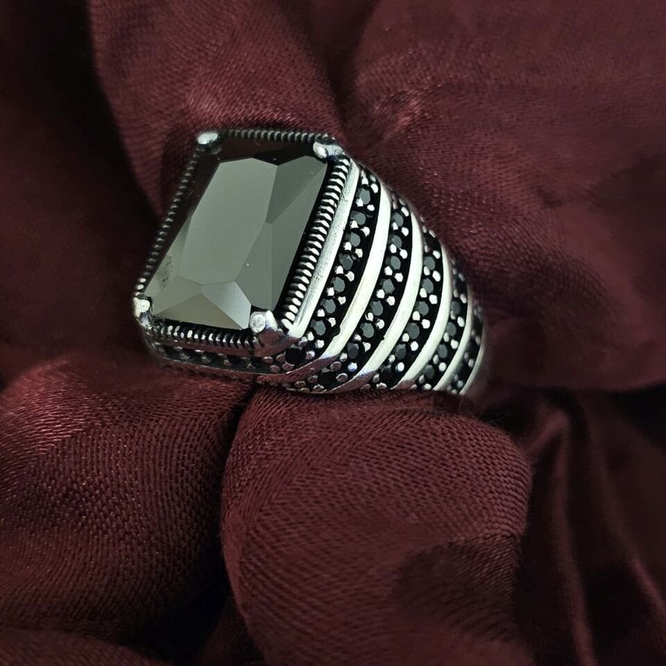 Dikdörtgen kesim Zirkon taşlı Mikrotaş işlemeli 925 Ayar Gümüş Yüzük