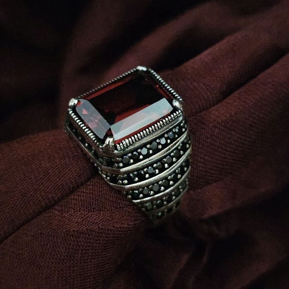 Dikdörtgen kesim Zirkon taşlı Mikrotaş işlemeli 925 Ayar Gümüş Yüzük