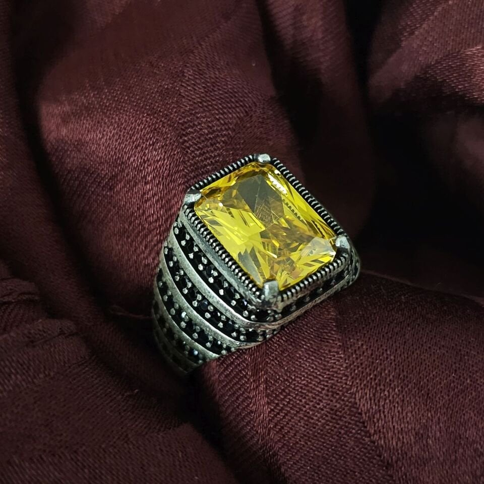 Dikdörtgen kesim Zirkon taşlı Mikrotaş işlemeli 925 Ayar Gümüş Yüzük