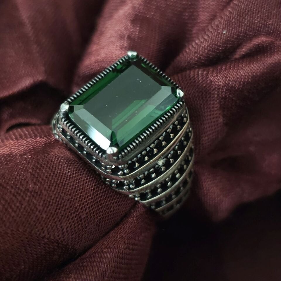 Dikdörtgen kesim Zirkon taşlı Mikrotaş işlemeli 925 Ayar Gümüş Yüzük