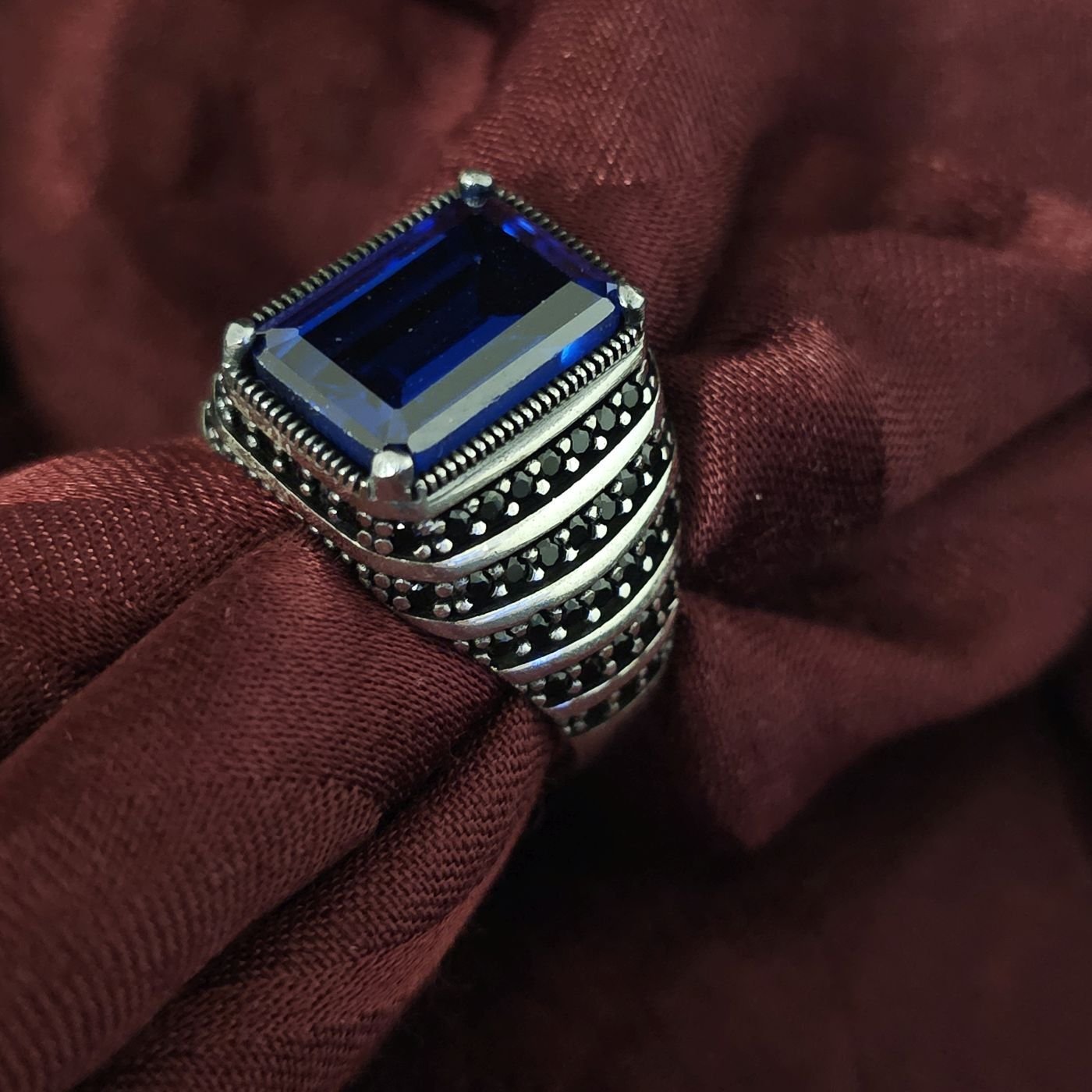 Dikdörtgen kesim Zirkon taşlı Mikrotaş işlemeli 925 Ayar Gümüş Yüzük