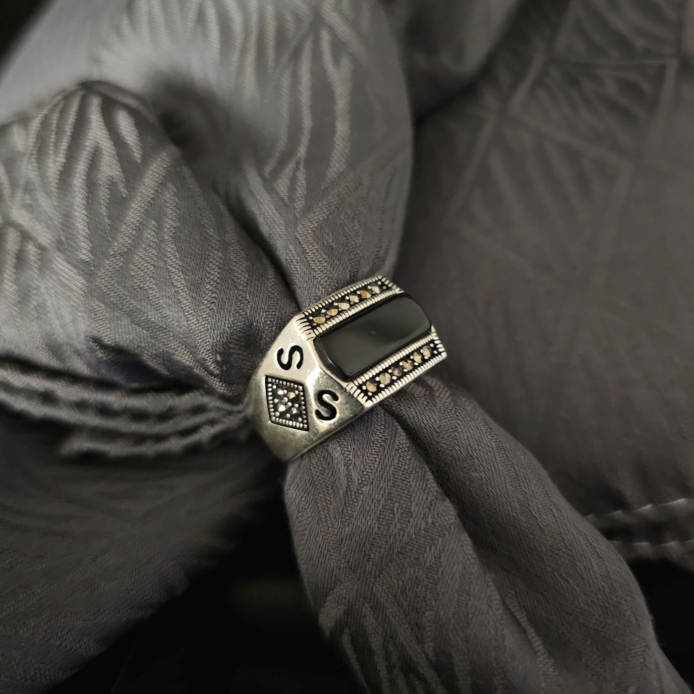 Onıks taşlı S harfi işlemeli Zirkon 925 Ayar Gümüş Yüzük