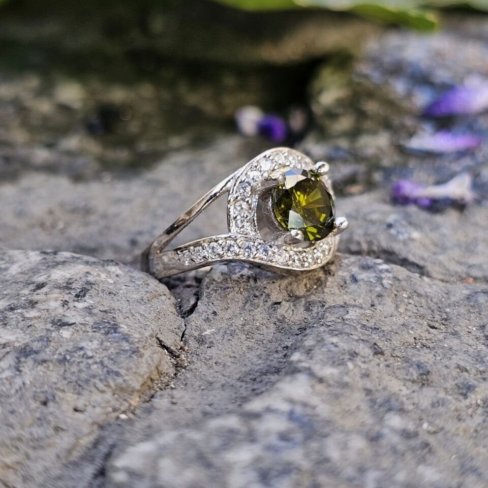 Zarif Tasarım Zultanit taşlı 925 Ayar Kadın Gümüş Yüzük