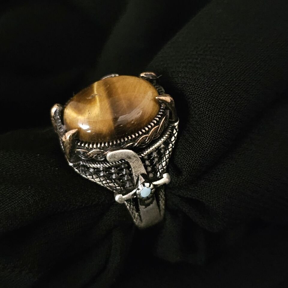 Kapşon kesim taşlı Kılıç işlemeli 925 Ayar Gümüş Yüzük