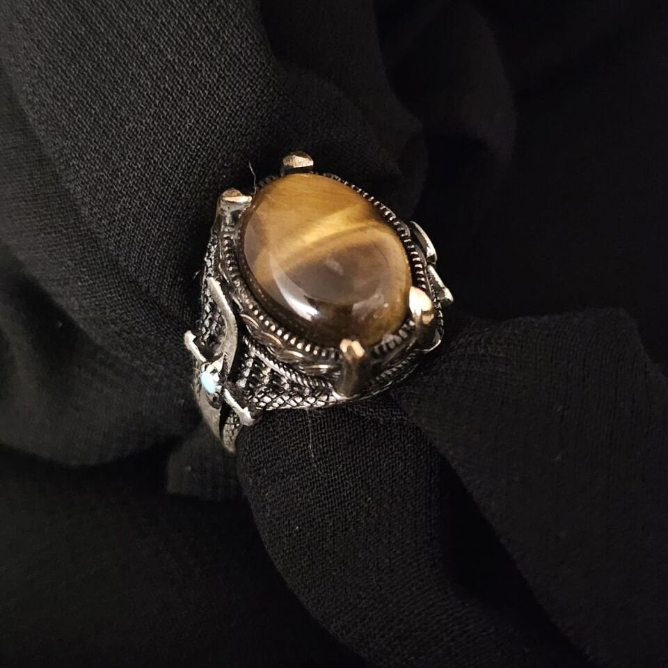 Kapşon kesim taşlı Kılıç işlemeli 925 Ayar Gümüş Yüzük