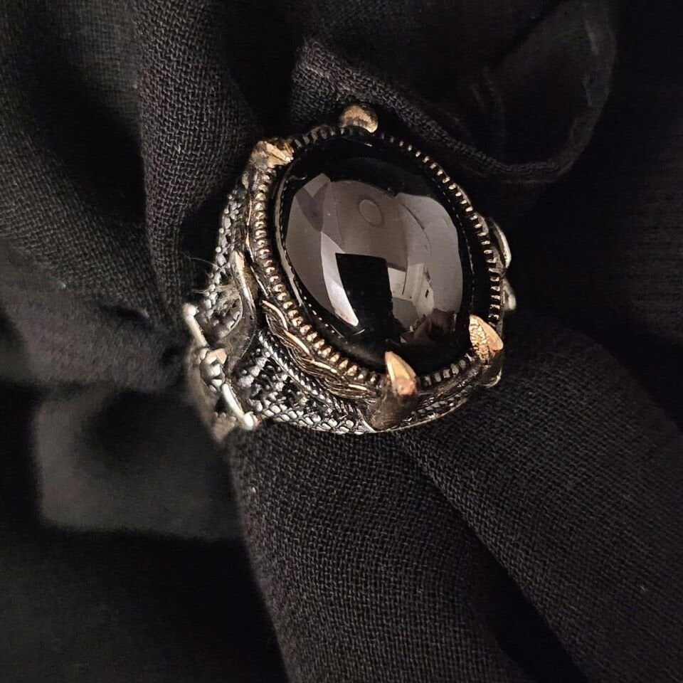 Kapşon kesim taşlı Kılıç işlemeli 925 Ayar Gümüş Yüzük