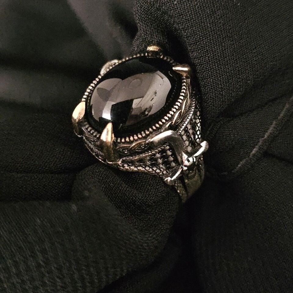 Kapşon kesim taşlı Kılıç işlemeli 925 Ayar Gümüş Yüzük