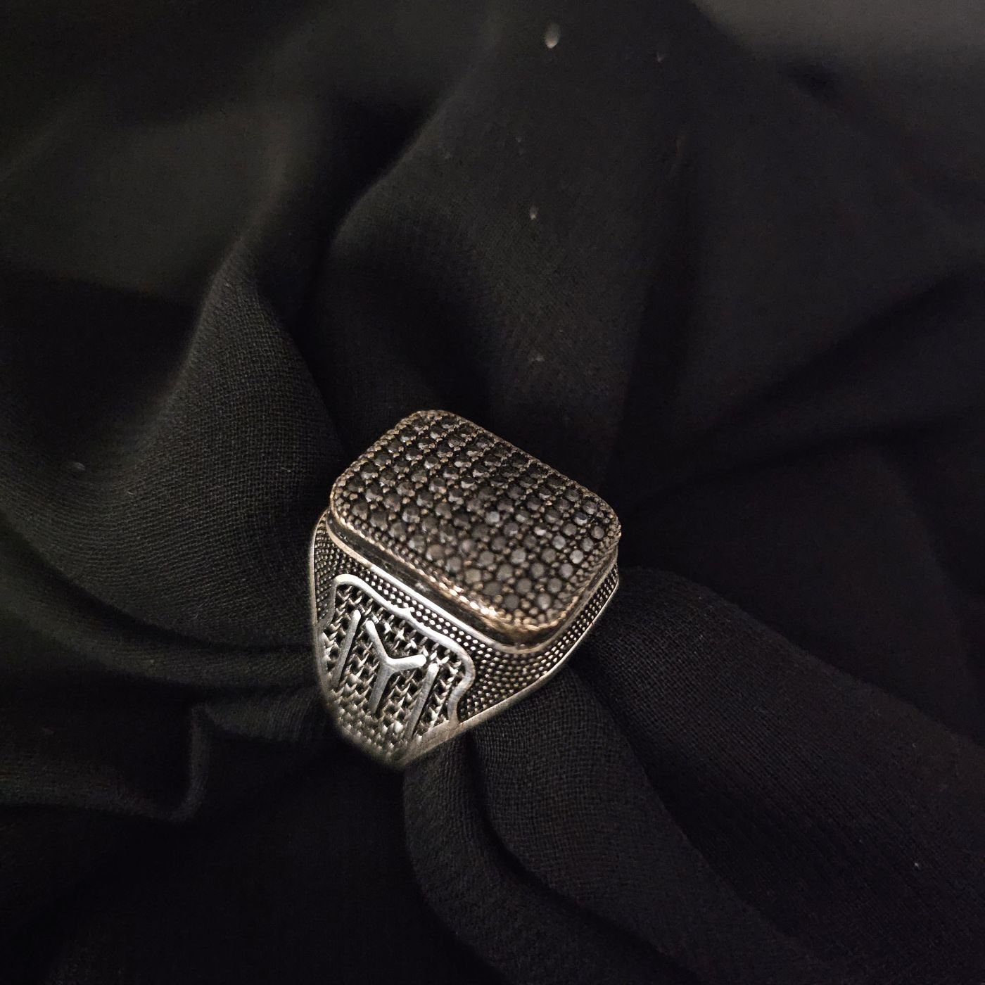 Yanları Kayı Boyu İşlemeli Mikro Taşlı 925 Ayar Gümüş Yüzük