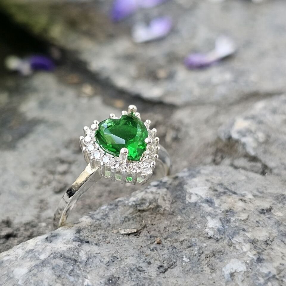 Zümrüt Yeşili Kalpli Zirkon taşlı 925 Ayar Kadın Gümüş Yüzük 17