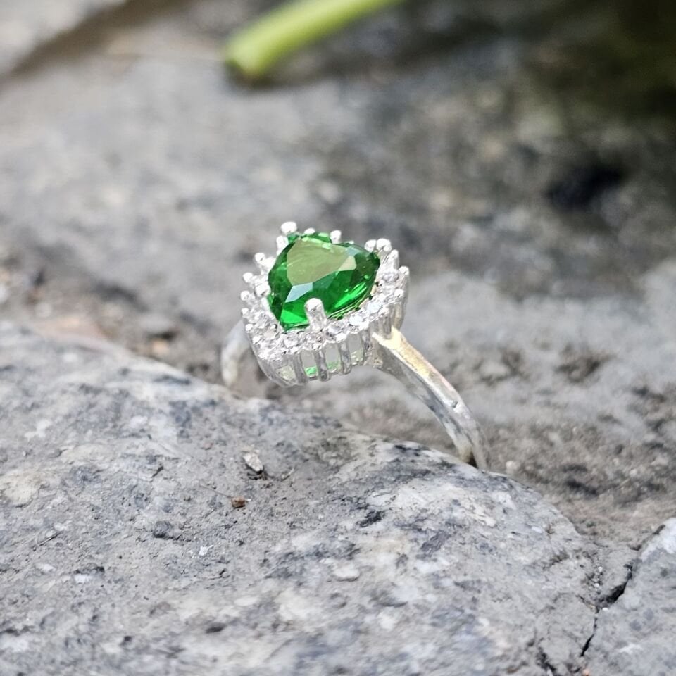 Zümrüt Yeşili Kalpli Zirkon taşlı 925 Ayar Kadın Gümüş Yüzük 17