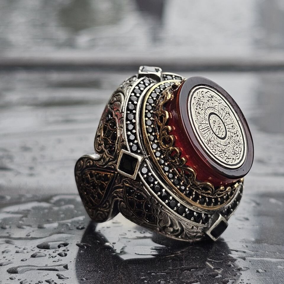 İNŞİRAH SURESİ İŞLEMELİ SIKMA KEHRİBAR TAŞLI ÜST DÜZEY 925 AYAR GÜMÜŞ YÜZÜK