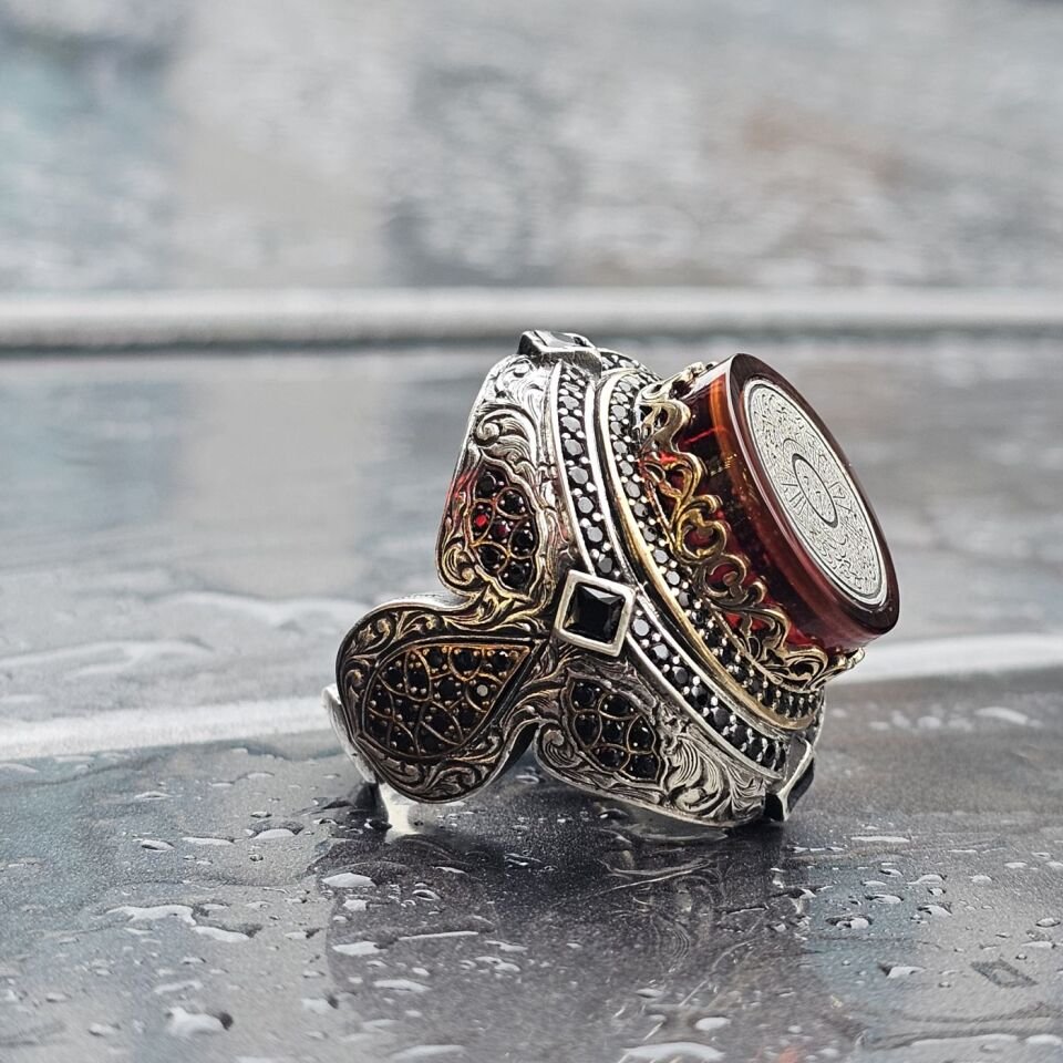 İNŞİRAH SURESİ İŞLEMELİ SIKMA KEHRİBAR TAŞLI ÜST DÜZEY 925 AYAR GÜMÜŞ YÜZÜK