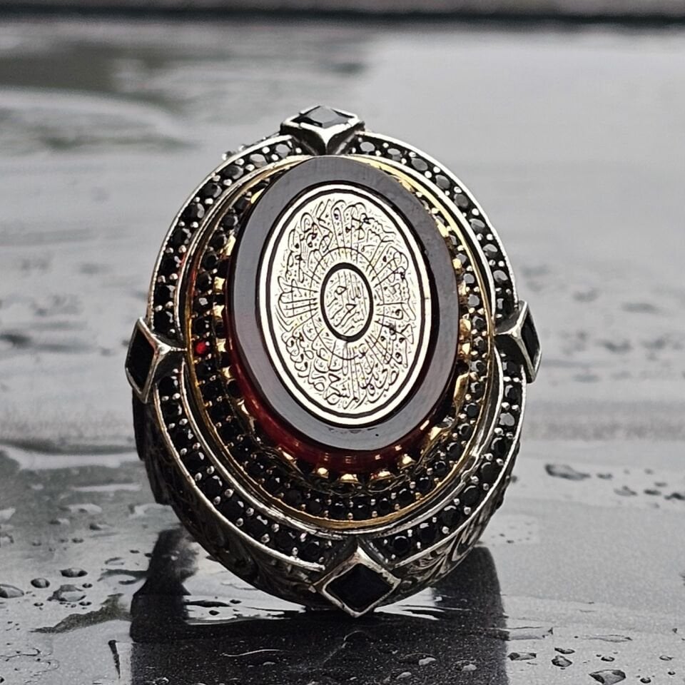 İNŞİRAH SURESİ İŞLEMELİ SIKMA KEHRİBAR TAŞLI ÜST DÜZEY 925 AYAR GÜMÜŞ YÜZÜK