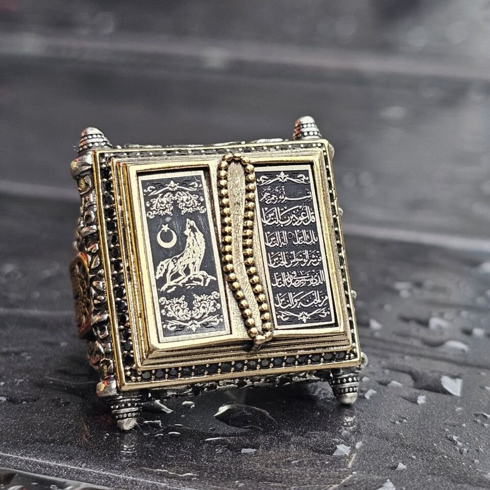 Dünyada Tek Serisi Rahle tasarım sol taraf Bozkurt, sağ tarafı Nas suresi işlemeli Üst Düzey 925 Ayar Erkek Gümüş Yüzük