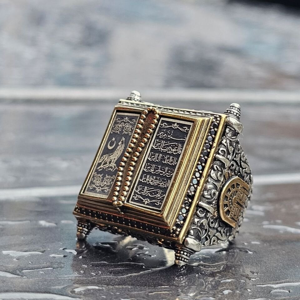 Dünyada Tek Serisi Rahle tasarım sol taraf Bozkurt, sağ tarafı Nas suresi işlemeli Üst Düzey 925 Ayar Erkek Gümüş Yüzük