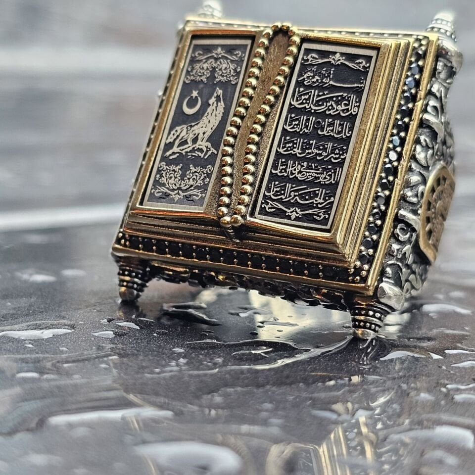 Dünyada Tek Serisi Rahle tasarım sol taraf Bozkurt, sağ tarafı Nas suresi işlemeli Üst Düzey 925 Ayar Erkek Gümüş Yüzük